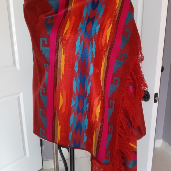 REVERSIBLE ARTISANAL ANDEAN SHAWL - Picture 2 of 4